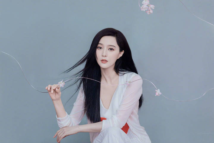 范冰冰晒怼脸自拍照，浓妆淡抹秀颜值，头发成