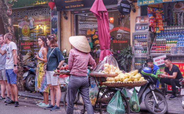 来到越南首都最破旧的老街,和当地人一起在路边吃一些