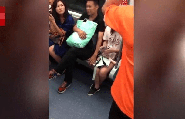 之前,广东深圳发生一起地铁车厢内男子伸