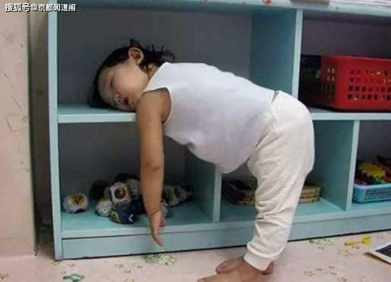 一次打完篮球后坐地铁,已是晚上七,八点钟,地铁上乘客不多,我坐在座位