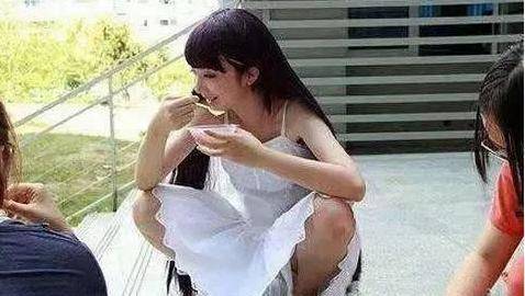 搞笑gif趣图:妹子跟着老板去工地,高跟鞋忘记换了