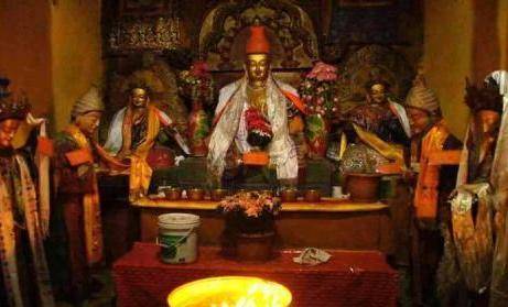 文成公主入西藏，利用八十种数理及五行推算，布达拉宫修建成
