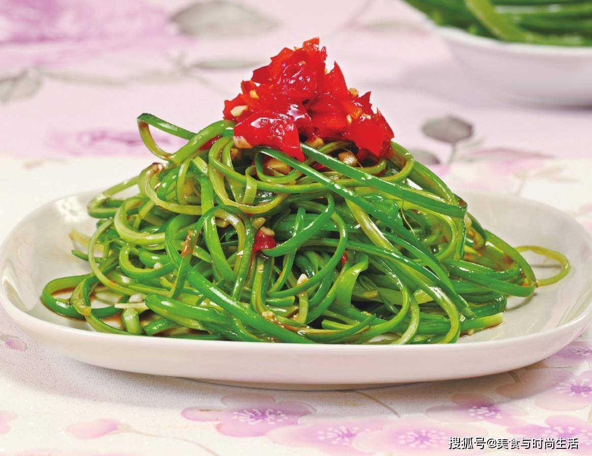 除了炒肉,原蒜苔是另一种吃法。当它被撕成条状时,就被端上桌,吃得比上瘾还多