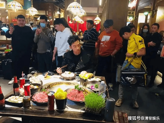 李晨开酒吧最低消费8000元,狂送香槟5200元