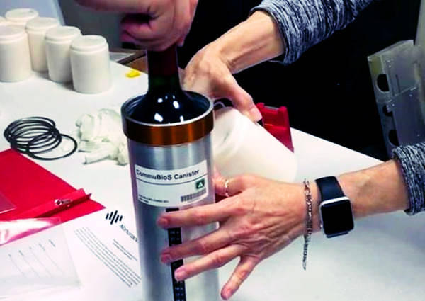钢筒|12瓶葡萄酒告别国际空间站 正式启程回地球