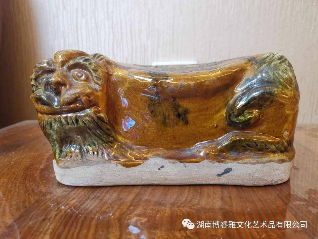 品鉴:三彩瑞兽瓷枕