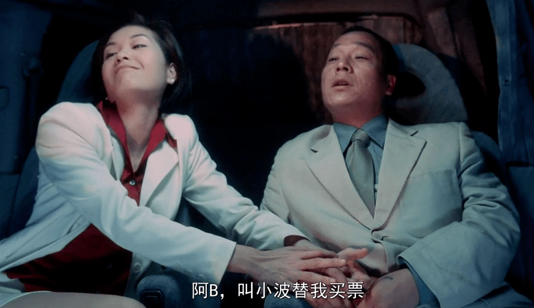 明星雄哥(吴志雄 饰)带着他的女友may(伍咏薇饰)前往电影院,观看由他