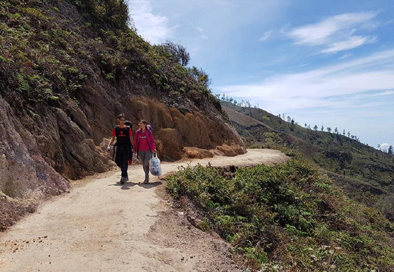 马来西亚一对新婚夫妇在火山口拍婚纱照，要的就是：我们不一样！