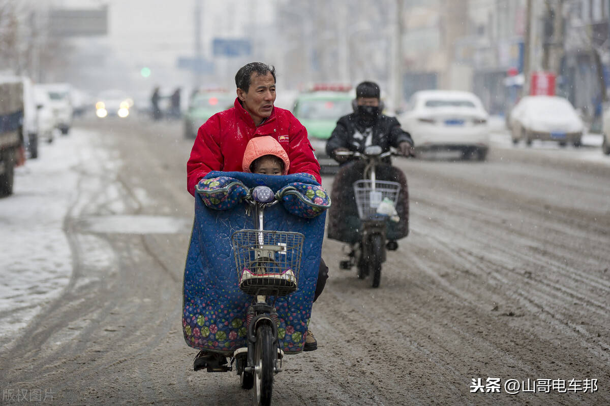 路会因为冰雪等天气情况变得湿滑,另一方面是因为冬天电动车的续航