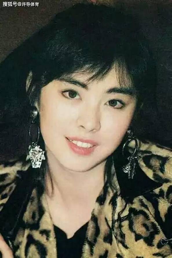 邝美云,1962年12月24日出生于中国香港,中国香港女歌手,演员,商人,邝