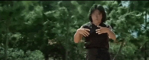 但是此时的成龙大哥在拍摄《醉拳》的时候;所以影片中有大量的喝酒