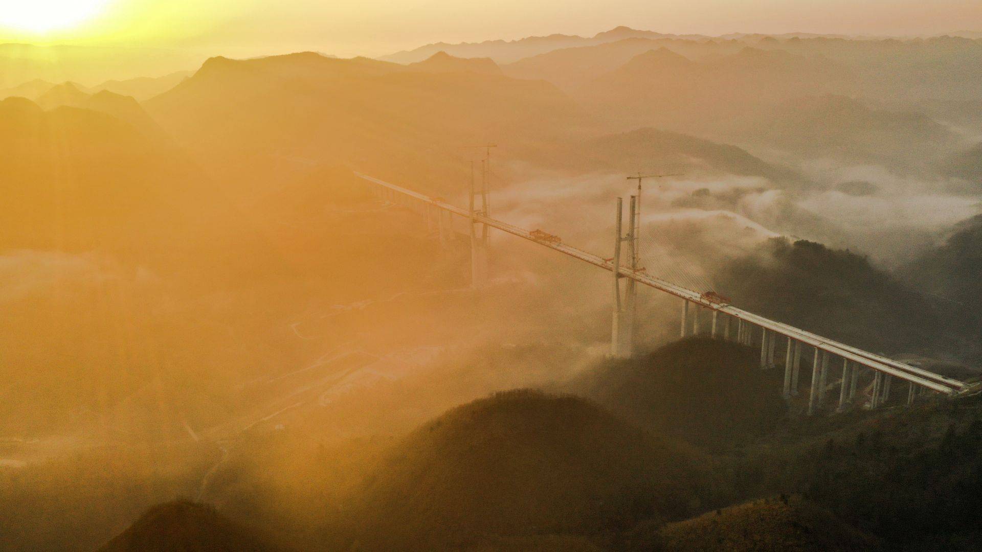 贵州都安高速云雾大桥成功合龙