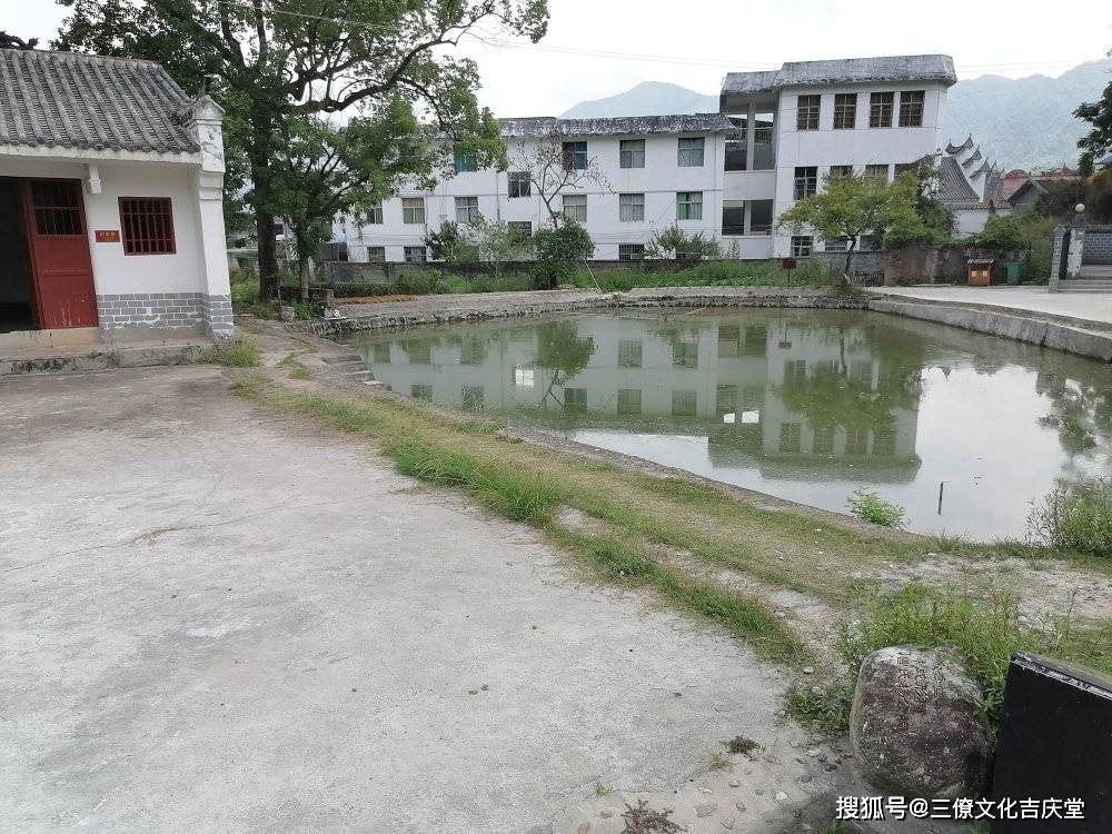 祠堂左侧的池塘