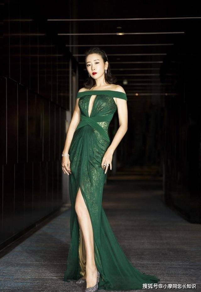 女星毛俊杰真是尤物身材,一袭深绿色透视蕾丝裙,身材太完美