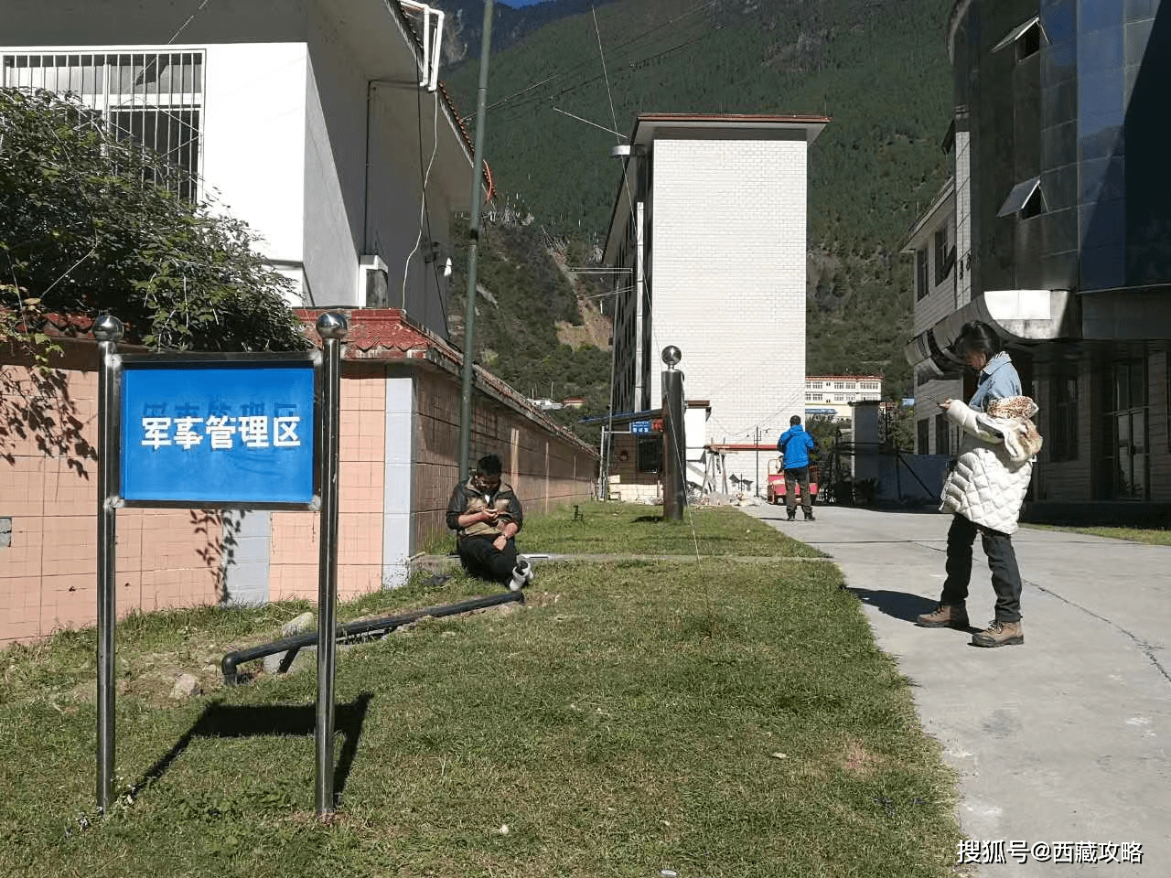 察隅是位于西藏东南部的一个边境县,与印度,缅甸接壤,东南靠近云南