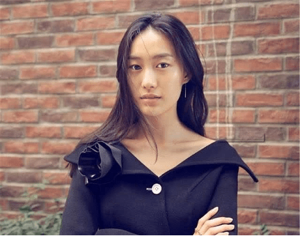 陈冠希老婆晒比基尼照,泳装好身材照成大脚怪,曾是娘