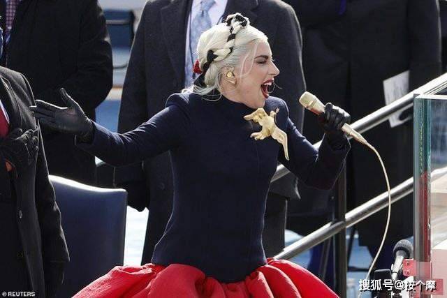ladygaga亮相美国总统就职典礼!与富商男友相隔口罩献