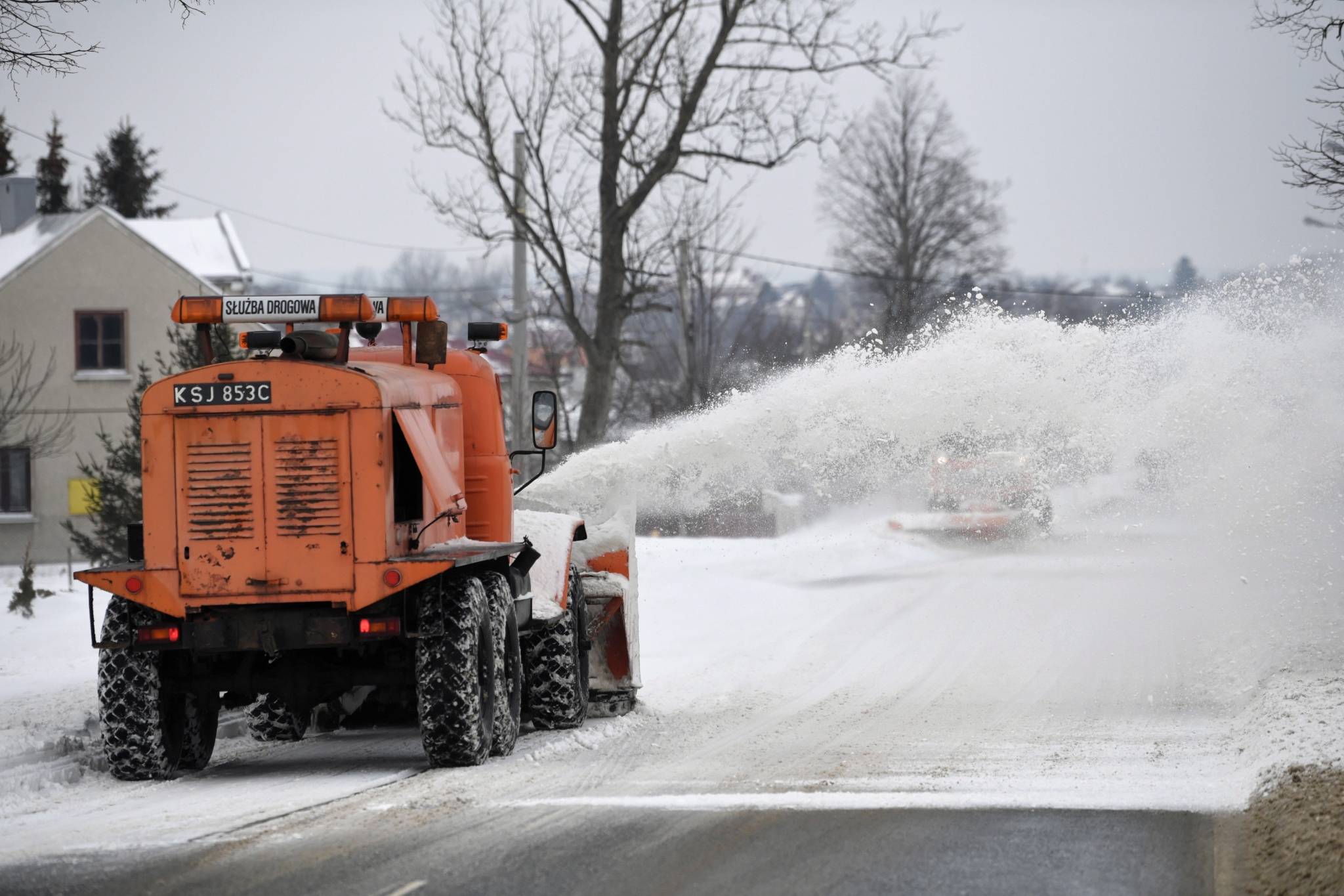 波兰东南部遭遇暴雪天气 铲雪车出动"开路"