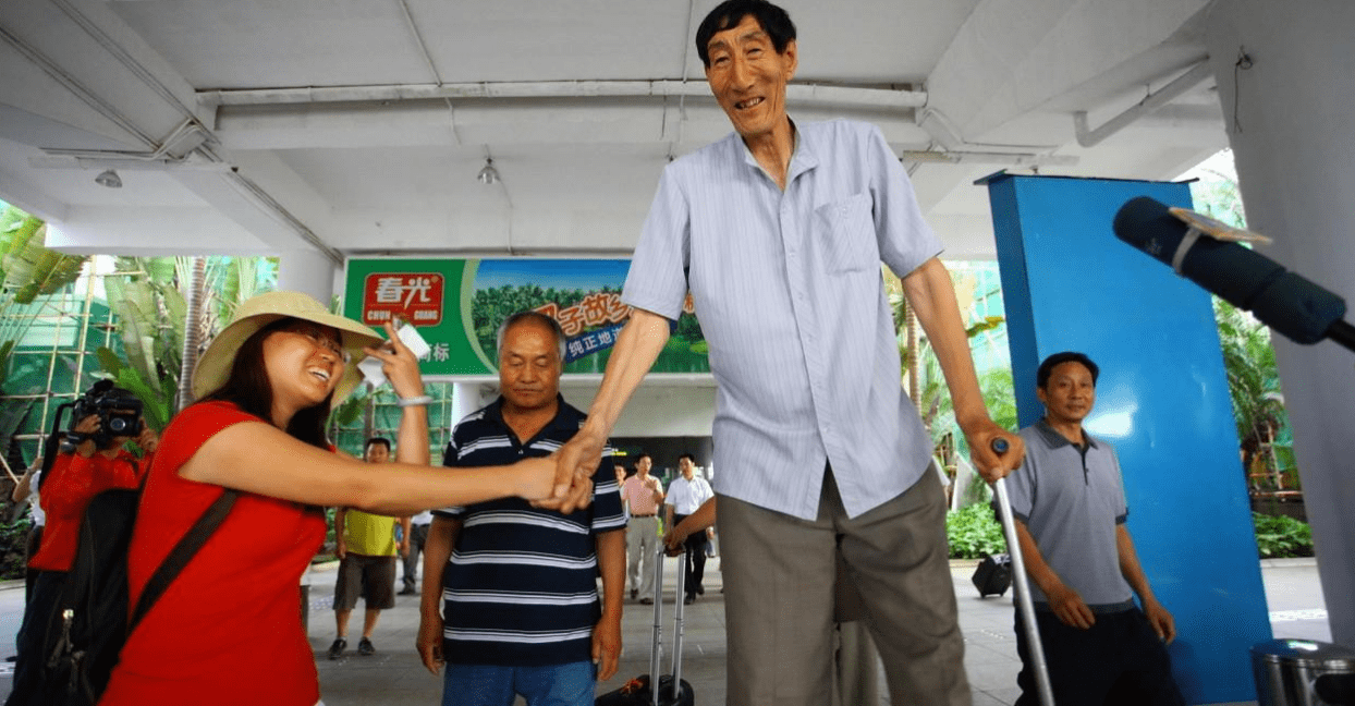 中国第一巨人鲍喜顺,娶小28岁娇妻,不听劝执意生子,现状如何?_生活