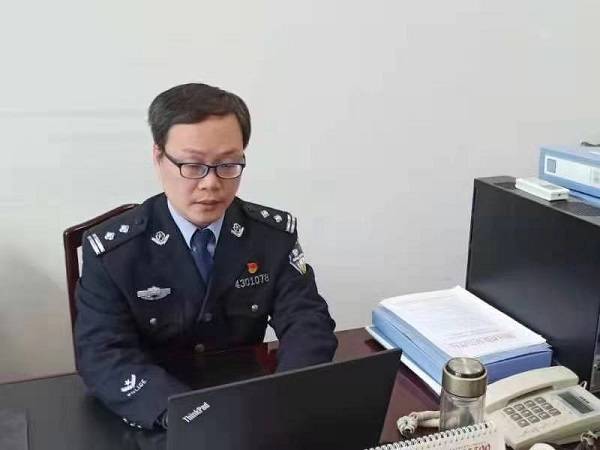 湖南警察谢军一个不平凡的背影