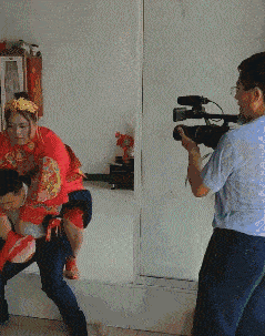 搞笑gif段子:我帮你们尝一下这熟没有熟_熊孩子