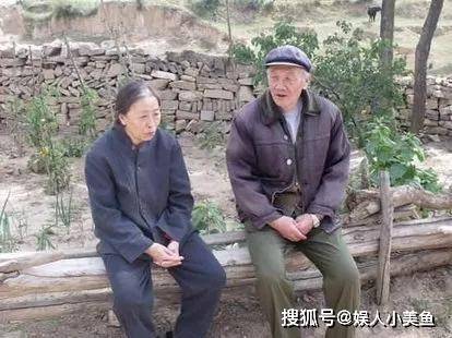在窝棚有一场拥抱戏,因为要人工洒雨,导演表示井水离这里很远,整一车