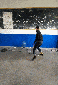 搞笑gif段子:主持人太坏了,你拦着新郎新娘干嘛._老妈