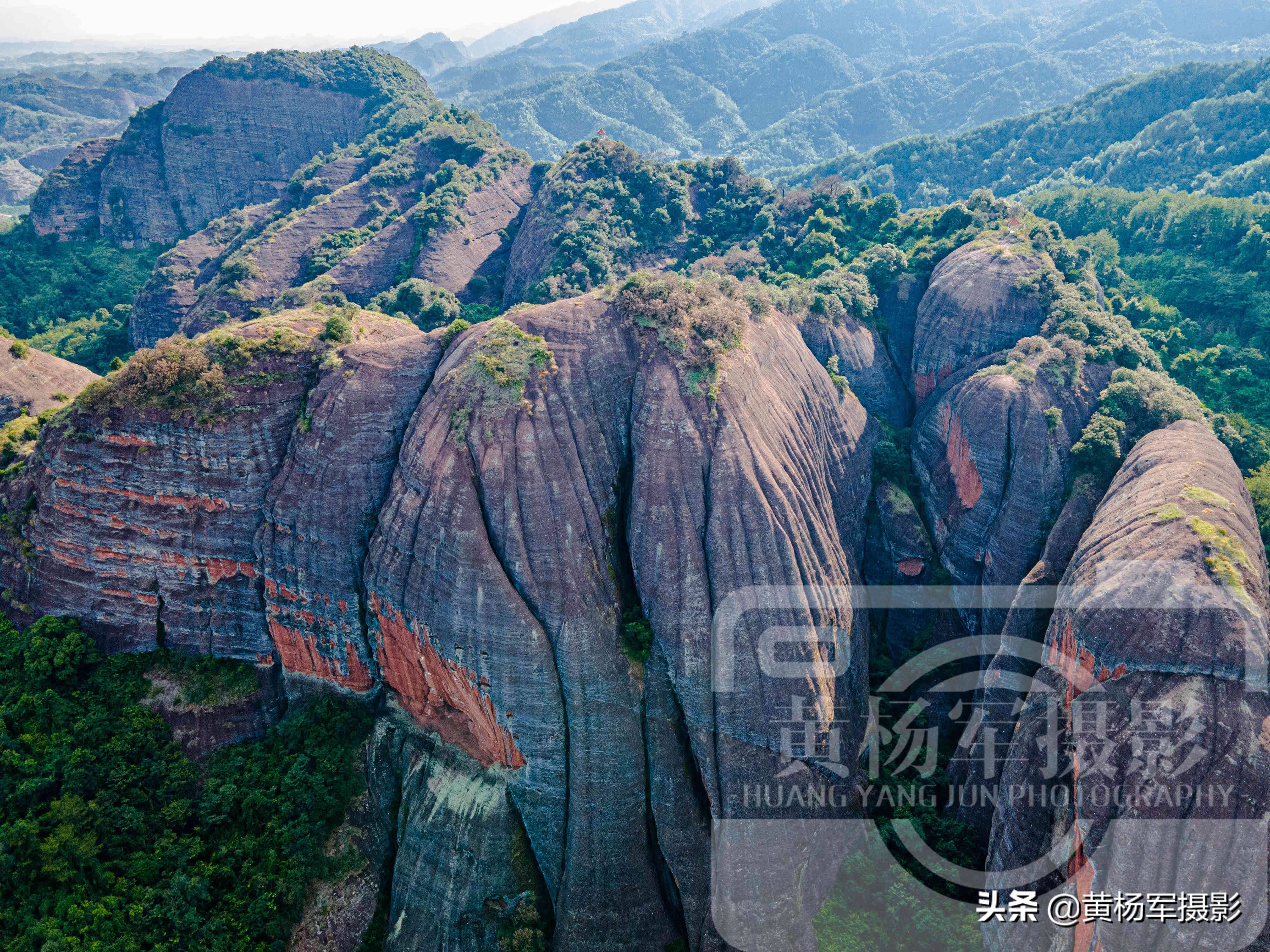 广东丹霞地貌由九个山峰组成,风景原始险峻,距韶关市100公里