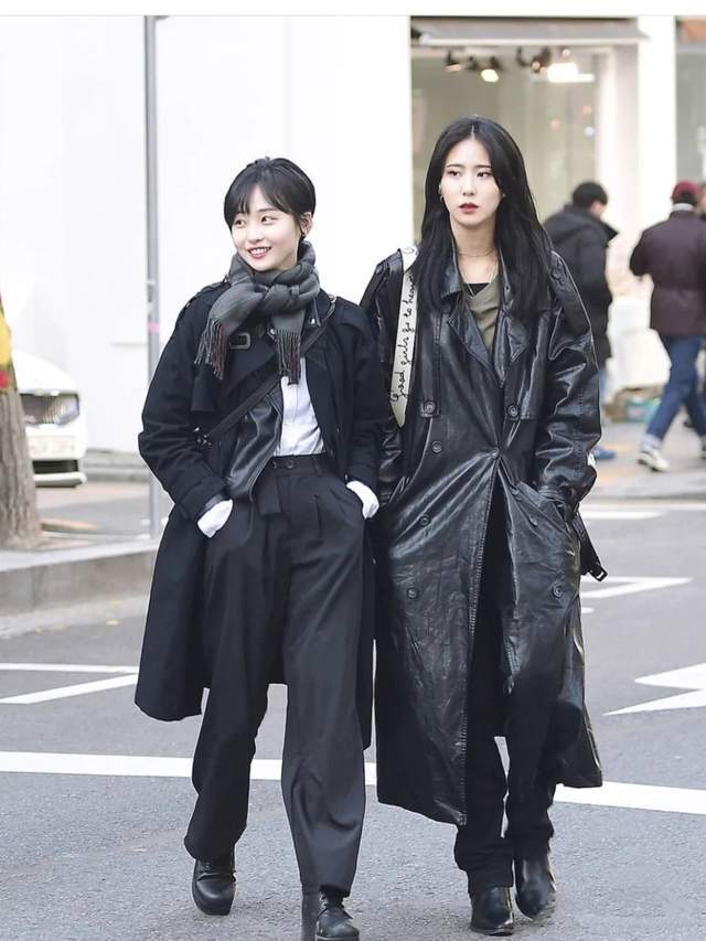 韩国美女穿深色系套路真高,街头出行个性又时髦,难怪