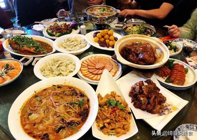 晒晒东北农家年夜饭,988元16菜,小鸡炖蘑菇压桌,大家看实惠不
