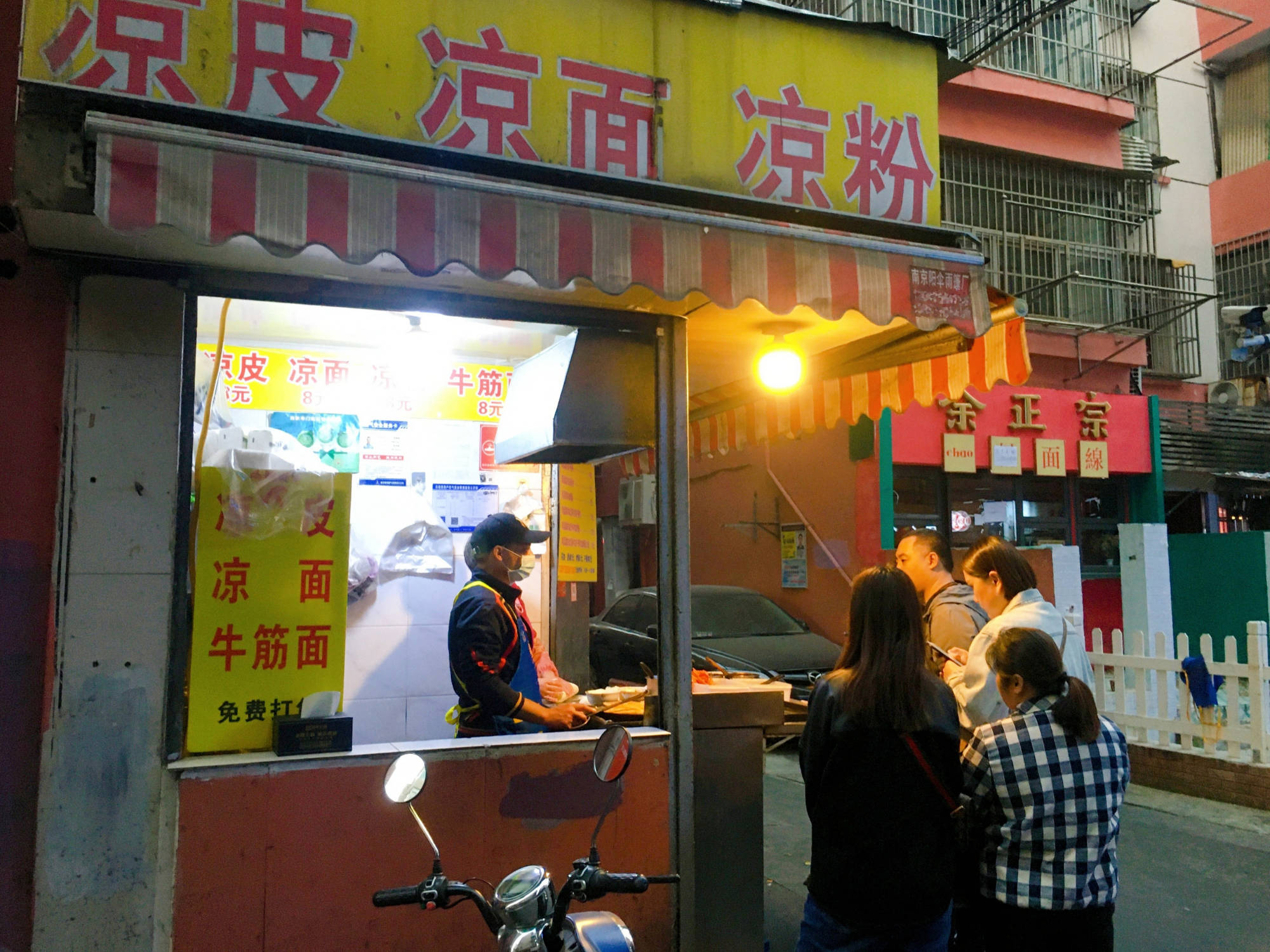 原创南京新街口有家网红鸡蛋灌饼店,每天都有排队,最贵12元一个