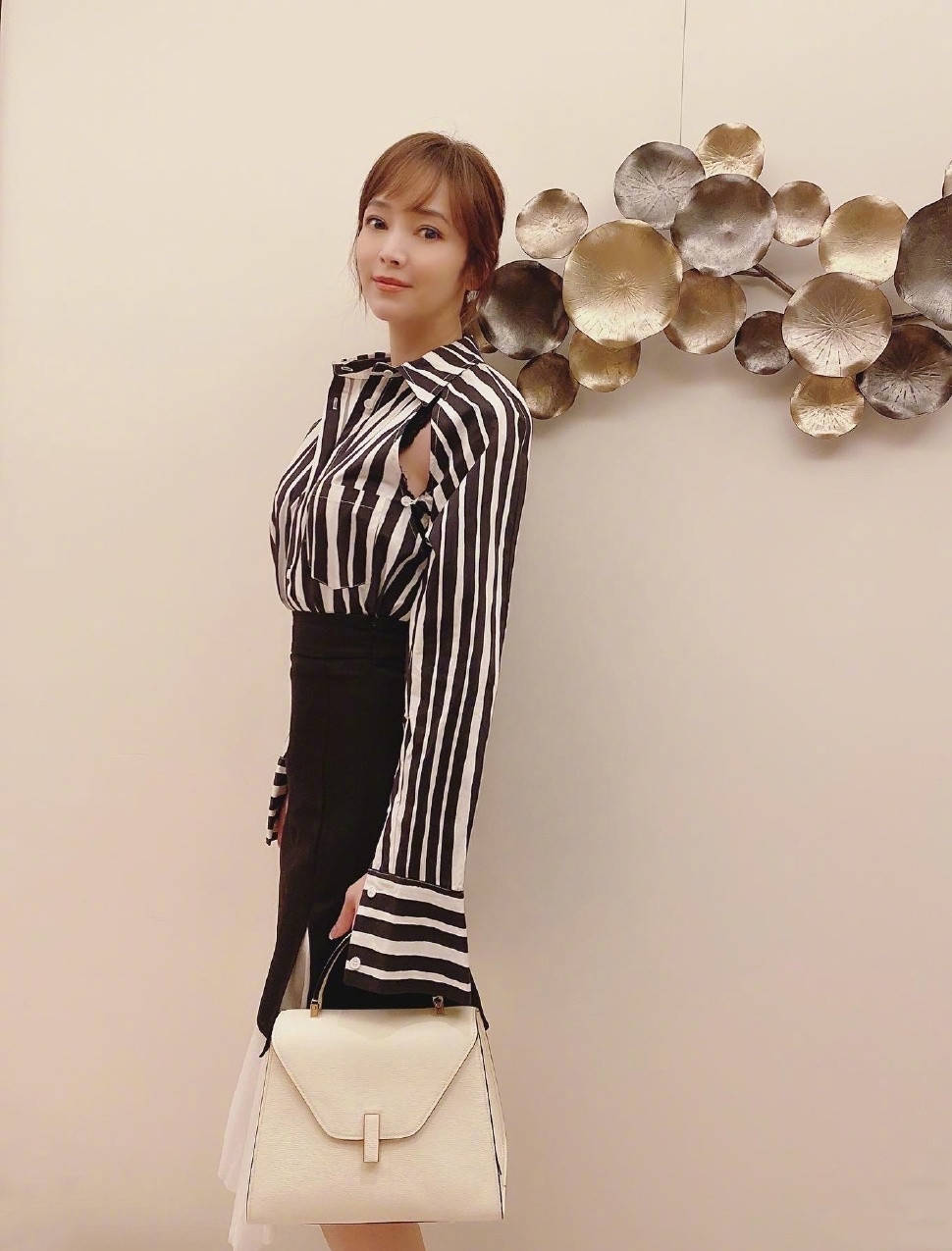 侯佩岑的这身造型,既有少女风的浪漫,还有着成熟女性特有的优雅,穿出