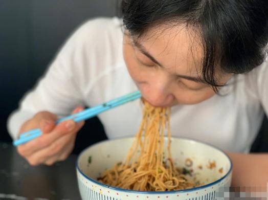 原创黄磊晒孙莉狼吞虎咽吃面照五口吃完一大碗却被网友错认成多多