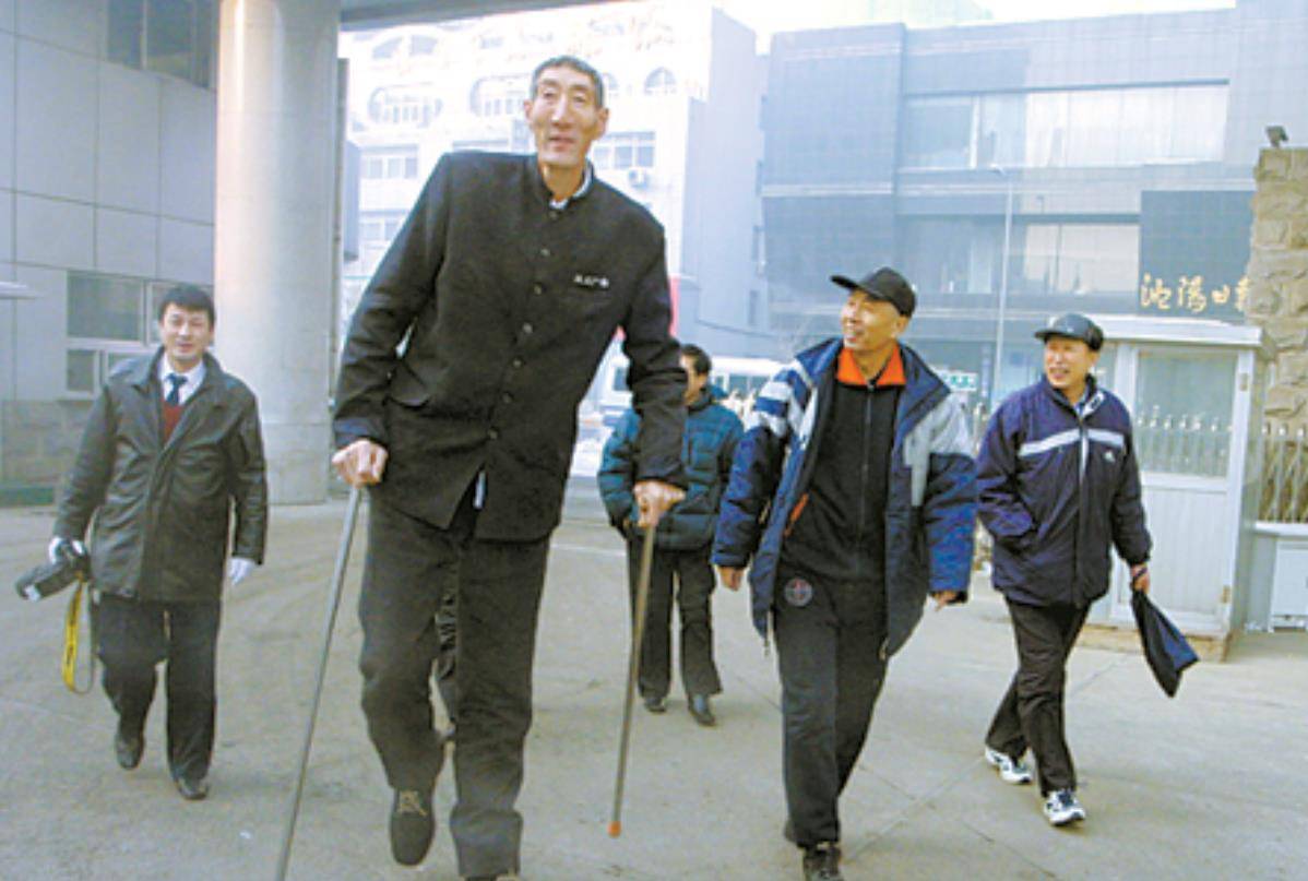 36米,是一位十足的巨人,更是被称为"中国第一高人,如此之高的身体让