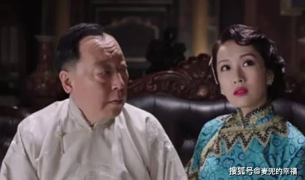 作为男人,他也无法抗拒美女的诱惑,只可惜在几年前黄金荣就已经成家了