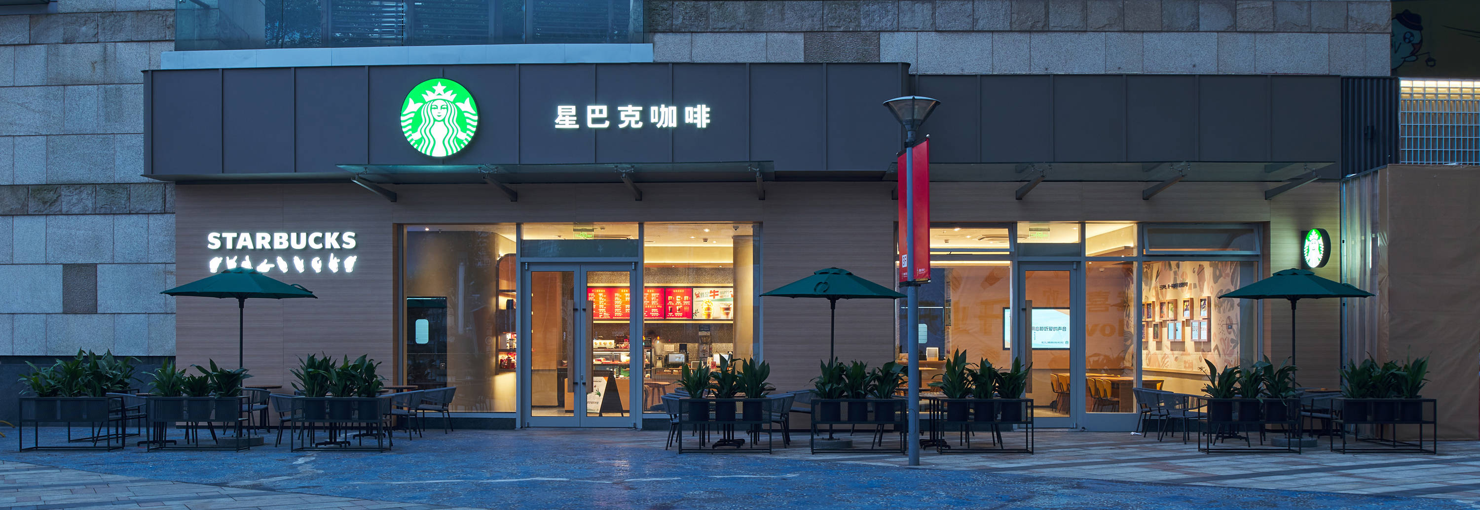星巴克中国又一家手语店今日亮相上海黄浦绿地缤纷城,这是星巴克在
