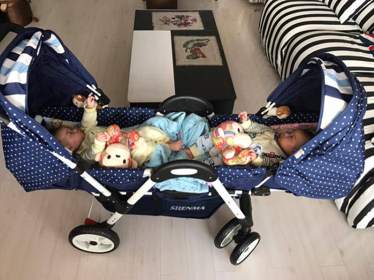 不说双胞胎,就是只生一个孩子,都得专门请个人来照顾,更别提双胞胎了