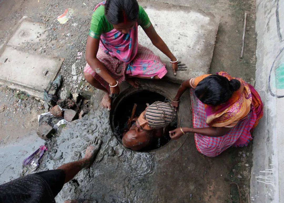 印度徒手掏粪工:干着又脏又累的活,每5天就有1人死去