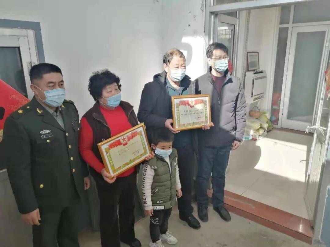 莱西一门双军人同获三等功