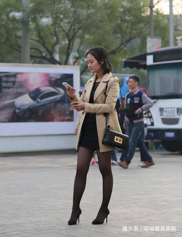 美女脚上穿搭上一双红色的尖头高跟鞋,让整体的搭配更加的协调