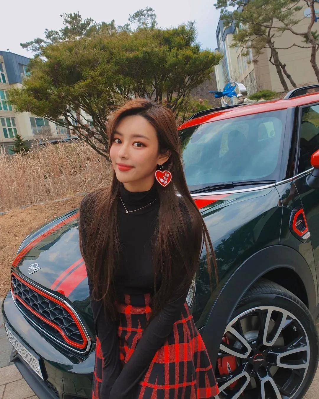 不过,今天要跟大家介绍的这位韩国美女,并不是什么车模,而是一名