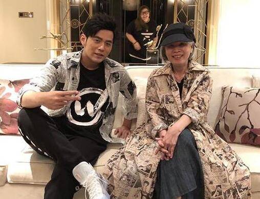 同样把母亲写进作品,但贾玲比周杰伦多了一层意味