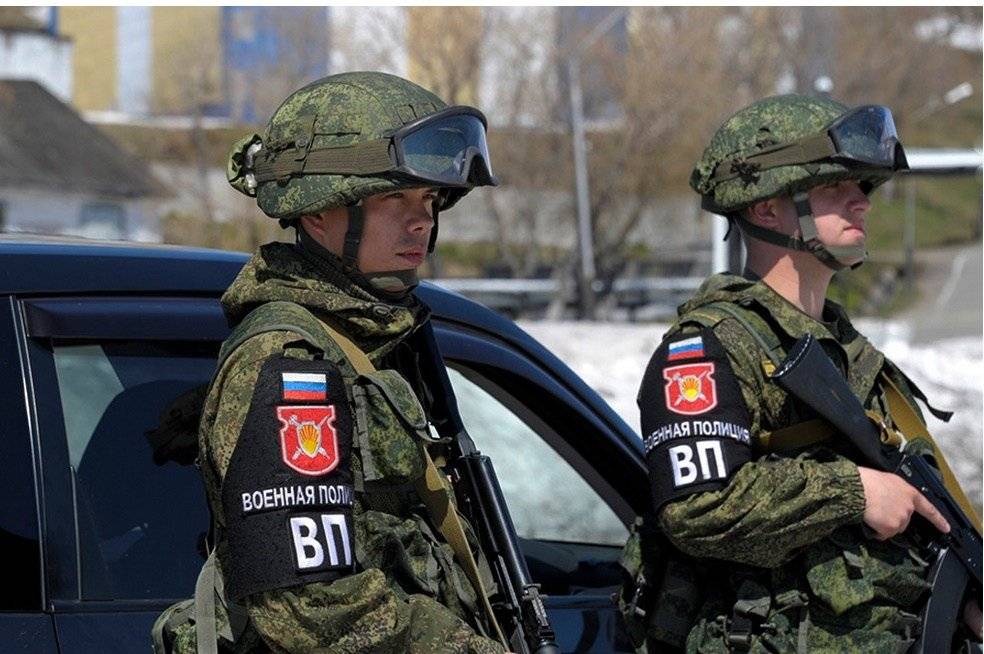 俄罗斯联邦国防部是红底银边,总参谋部是黑底黄边,俄罗斯联邦陆军是红