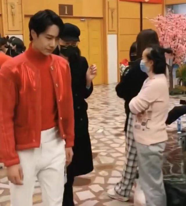 王一博跟关晓彤春晚彩排离场走在其身后关晓彤似有意避嫌