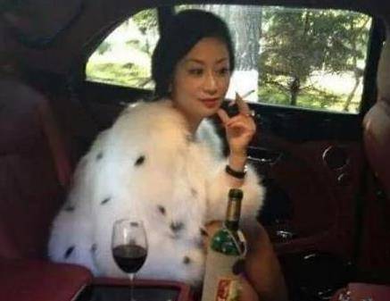 网友说他最近认识一位美女,家里豪宅数栋,资产上千亿