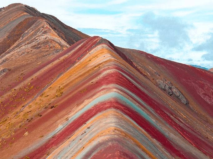 秘鲁有一座彩虹山了,这座彩虹山座落于南美洲秘鲁库斯科,为安地斯山脉
