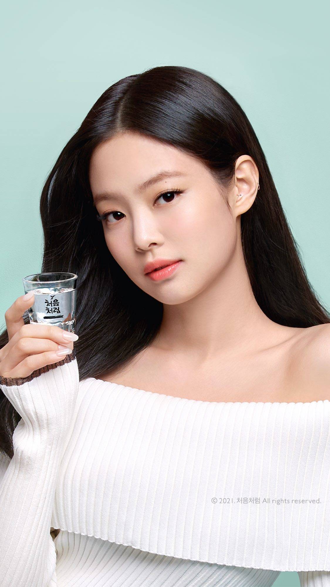 韩国女团blackpink成员jennie近日被某烧酒品牌选为了新的形象代言人