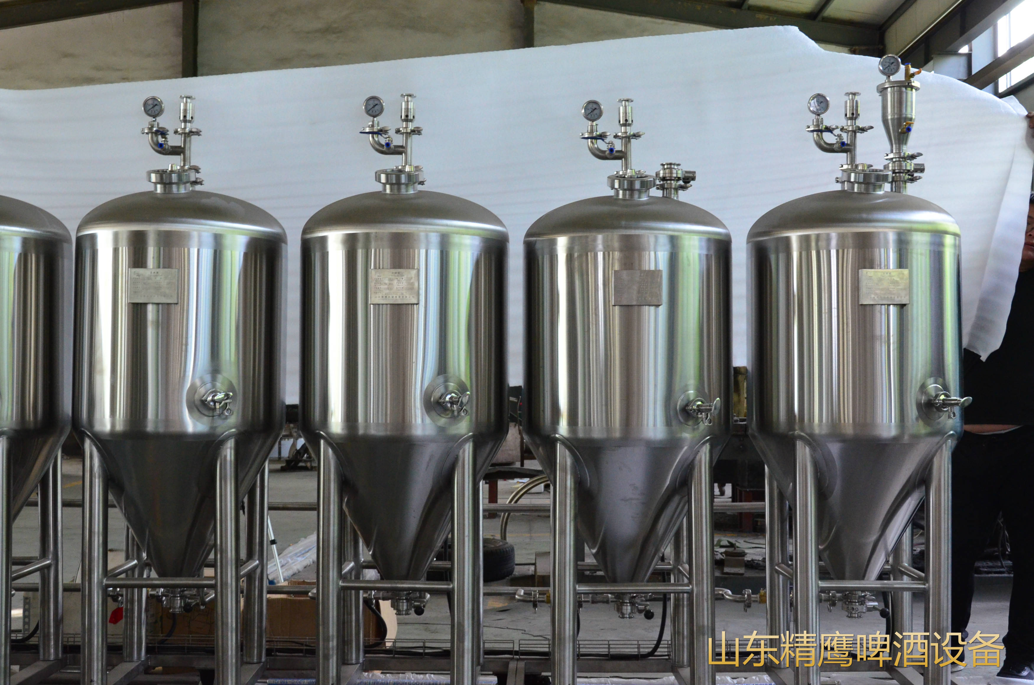 精酿啤酒设备酿造啤酒中在啤酒花的使用上有哪些特点