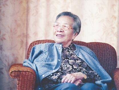 邓六金:27岁嫁38岁曾山,恩爱34年,5个子女1个副主席3个少将