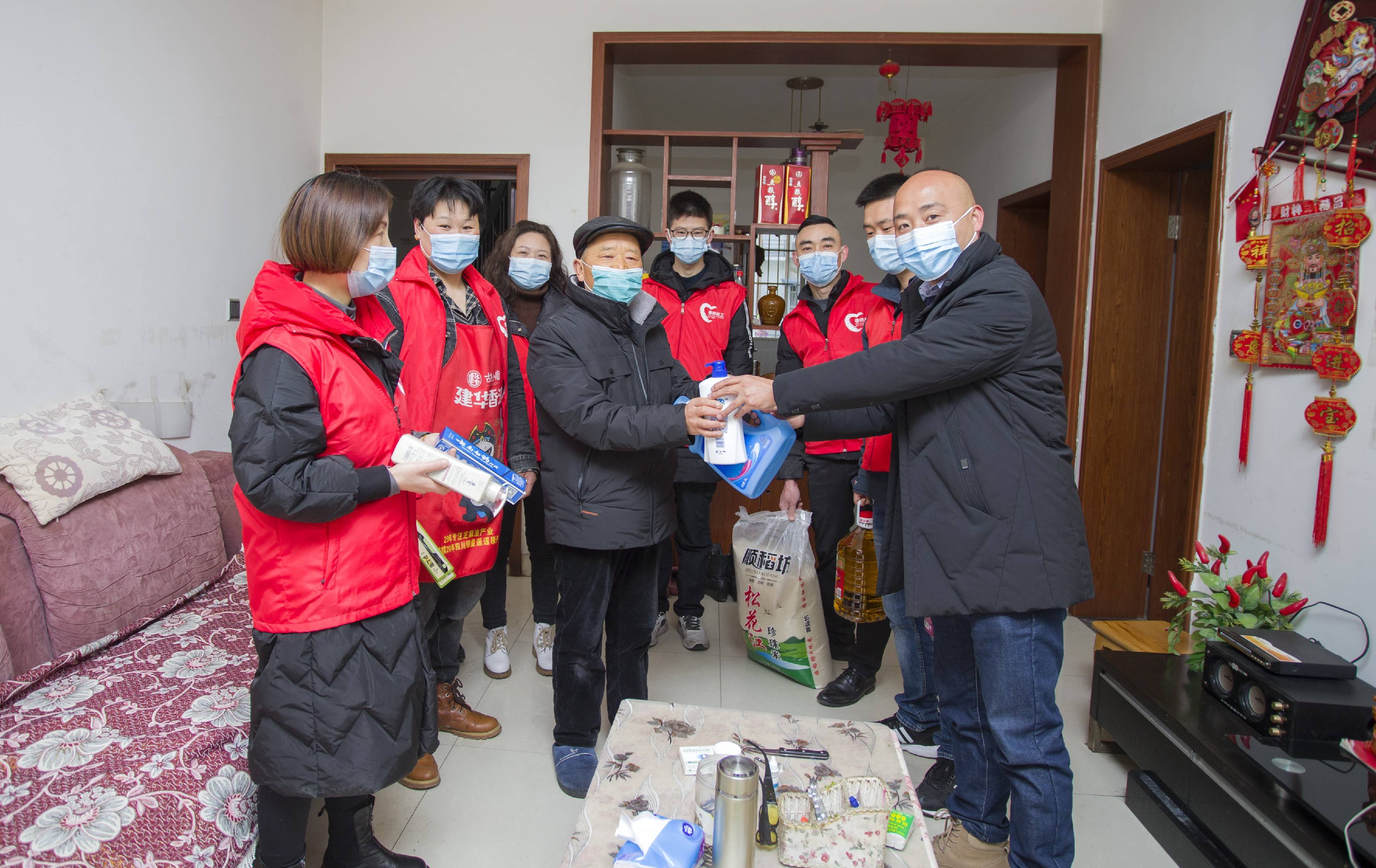 都江堰市玉堂街道宝瓶社区开展春节前送温暖慰问活动